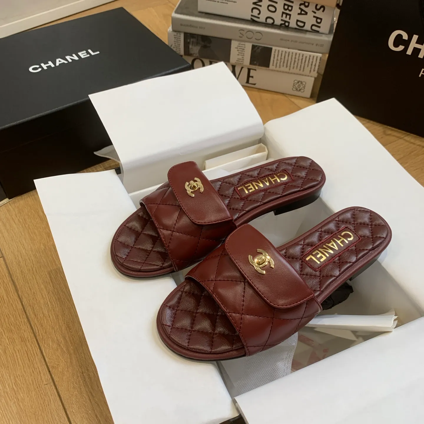 👟👟Ex-factory price 500👟👟 🍀Chanel Xiaoxiang 25ss new lazy slippers, versatile and slimming model, a slipper with great appearance, perfect with any combination! Lazy slippers are worth recommending. Calfskin upper, mixed sheepskin lining, Italian genuine leather outsole. Size: 35-41 (40 and 41 customized, non-refundable) 👉